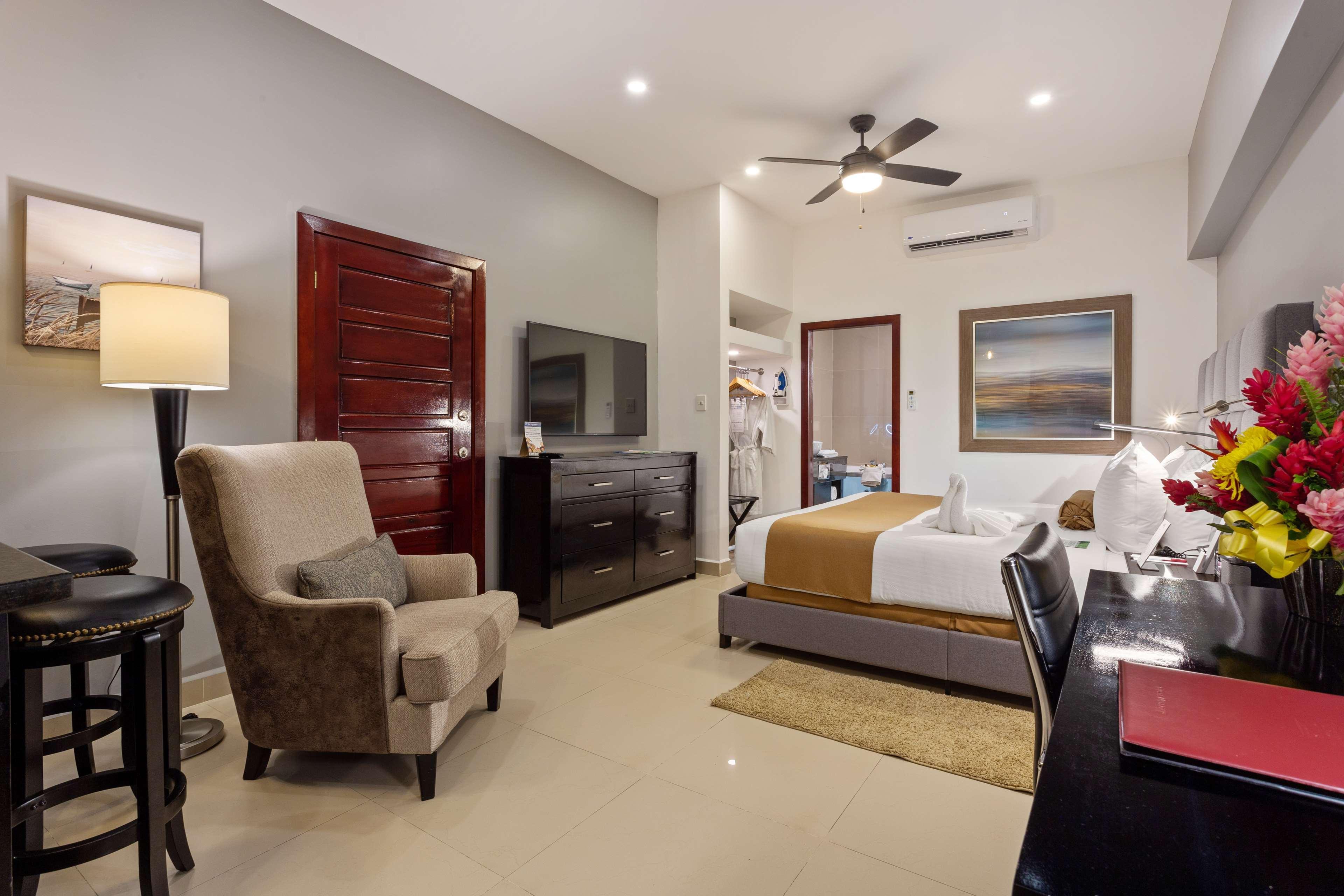 Best Western Plus Belize Biltmore Plaza Belize City Exterior photo