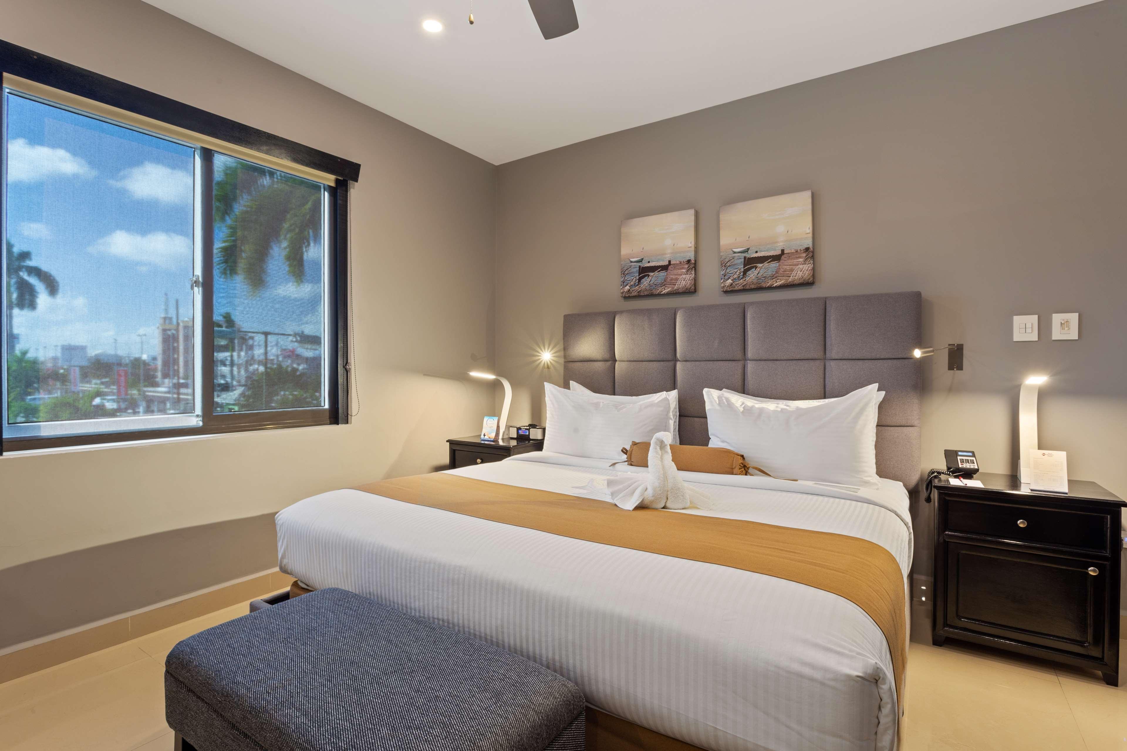 Best Western Plus Belize Biltmore Plaza Belize City Exterior photo